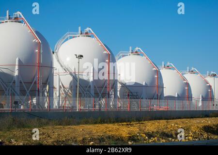 Serbatoi di stoccaggio GPL o GNL in un impianto. Serbatoi di stoccaggio del gas di petrolio liquefatto (GPL). Impianto a gas. Foto Stock