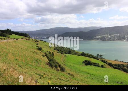 Akaroa Harbour, è parte della Banks Peninsula nella regione di Canterbury, in Nuova Zelanda. Foto Stock