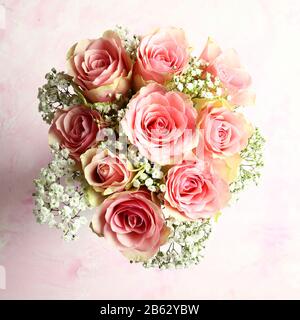 Bouquet di rose rosa con spazio libero per il testo. Sfondo per la cartolina. Vista dall'alto. Foto Stock