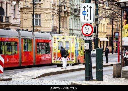 Praga, REPUBBLICA CECA - 18 MARZO 2017: Ambulanza di emergenza che corre in strada con altri utenti della strada. Trafic Concept Foto Stock