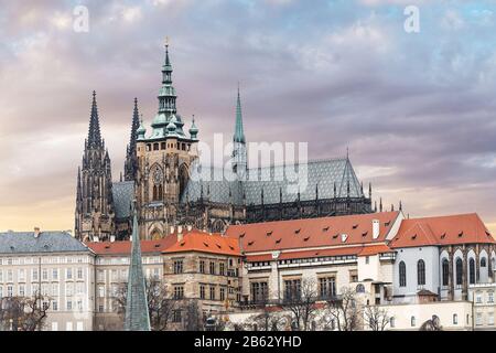 Teleobiettivo zoom del Castello di Praga e della cattedrale di San Vito a Praga Foto Stock