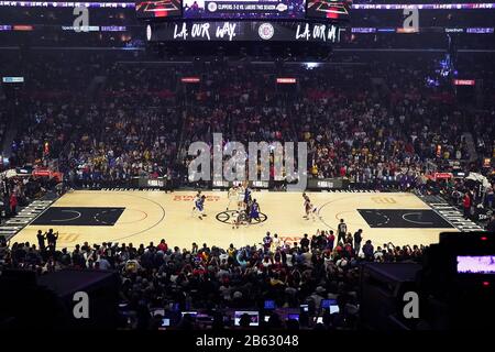 Los Angeles, Stati Uniti. 09th Mar, 2020. Una casa completa guarda i Los Angeles Clippers e Los Angeles Lakers TIP-Off presso lo Staples Center di Los Angeles, 8 marzo 2020 tra gli scisti Coronavirus. Foto di Jon SooHoo/UPI Credit: UPI/Alamy Live News Foto Stock