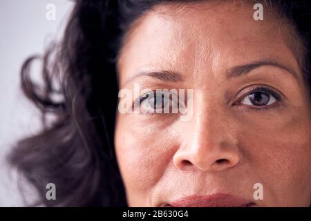 Chiudi Gli Occhi Di Sorridere Donna Matura In Studio Foto Stock