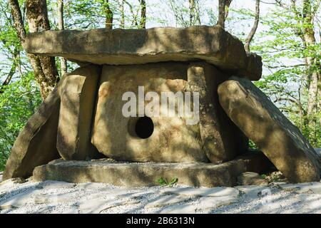 Antica struttura megalitica prima del III-IV millennio BC-dolmen-nella foresta di primavera Foto Stock