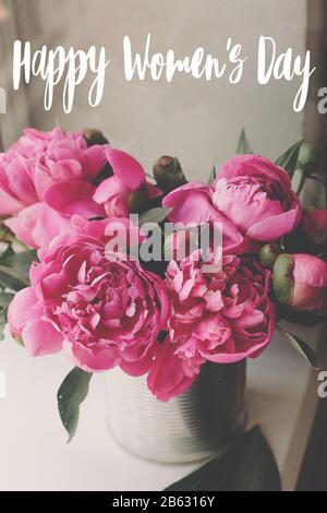 Testo Happy Women's Day. Happy Women's day lettering su rustici eleganti peonie rosa . Biglietto di auguri floreale. Bella fiori di peonia, immagine tenera. 8 m Foto Stock