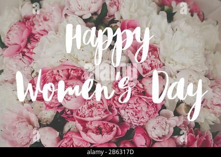 Testo Happy Women's Day. Happy Women's day lettering su eleganti peonie rosa. Biglietto di auguri floreale. Bella fiori di peonia, immagine tenera. 8 marzo. I Foto Stock