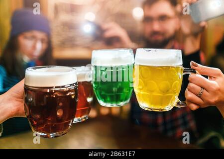 Amici bere birra artigianale autentica in pub ceco e clinking Foto Stock