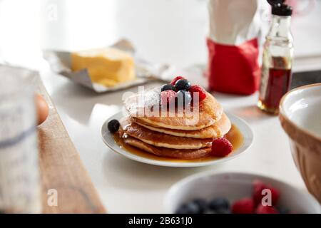 Pila Di Pancake O Crepes Appena Fatti Con Sciroppo D'Acero E Patatine Fritte Sul Tavolo Per Il Giorno Del Pancake Foto Stock