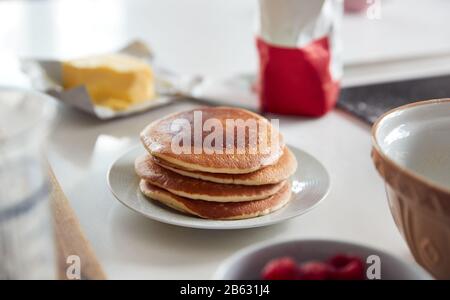 Stack Di Frittelle O Crepes Appena Fatti A Tavola Per Il Giorno Del Pancake Foto Stock