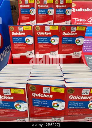 Orlando, FL/USA-3/7/20: Pacchetti software Intuit Quicken Money Management per computer in vendita su un espositore di un Negozio all'ingrosso Sams Club. Foto Stock