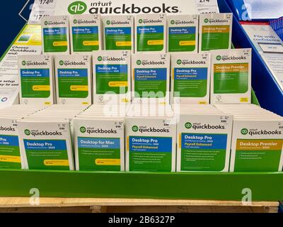 Orlando, FL/USA-3/7/20: Intuit Quickbooks Desktop Pro e Desktop Premier computer pacchetti di contabilità per la vendita su un espositore di un Sams Foto Stock