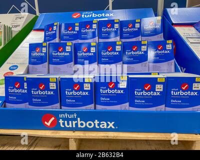 Orlando, FL/USA-3/7/20: Esposizione di Intuit Turbotax Deluxe su un espositore di un Sams Club Wholesale Store. Foto Stock