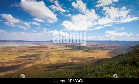 vista dal bordo del famoso cratere di ngorongoro in tanzania Foto Stock