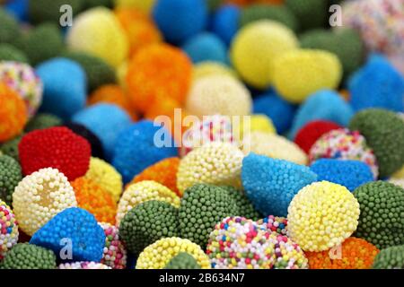 Gomme da masticare, caramelle di gelatina colorate. Marmellata di gummy verde, gialla, blu e bianca per sfondo Foto Stock
