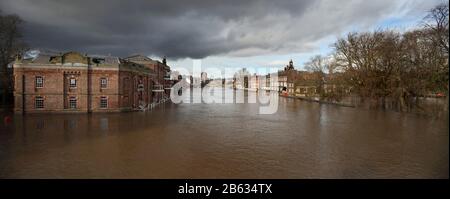 Inondazione nel marzo 2020 dal fiume Ouse al Bonding Warehouse, Terry Avenue, visto da Skeldergate Bridge, York, Regno Unito. Foto Stock
