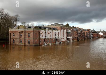 Inondazione nel marzo 2020 dal fiume Ouse al Bonding Warehouse, Terry Avenue, visto da Skeldergate Bridge, York, Regno Unito. Foto Stock