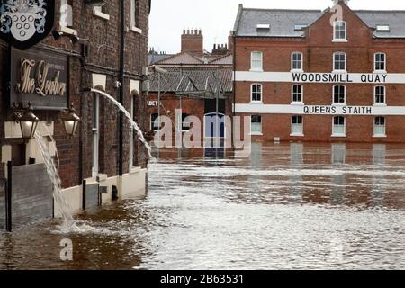 Inondazioni nel marzo 2020 dal fiume Ouse al pub Lowther, Cumberland Street, York, Regno Unito. Foto Stock