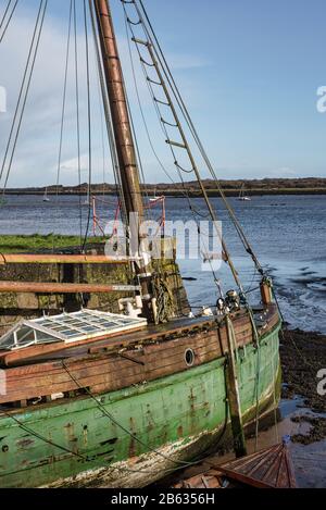 Due vecchie barche di legno a bassa marea sulla costa occidentale dell'Irlanda Foto Stock