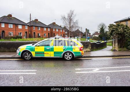 Una South Western Ambulance servizio veloce risposta auto, modello skoda, parcheggiata accanto a nastro di polizia su un ponte canale in Devizes Wiltshire Foto Stock