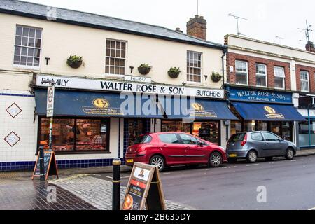 La facciata di Walter Rose e Son macellers, un servizio di macelleria locale a lungo stabilito in Devizes Wiltshire Foto Stock