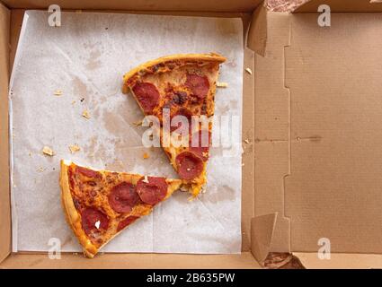 Stantio, fette di pizza rimaste nella scatola di consegna della pizza Foto Stock