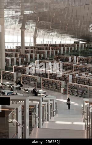 Vista interna dell'iconica Biblioteca Nazionale del Qatar, Education City, Doha, Qatar Foto Stock