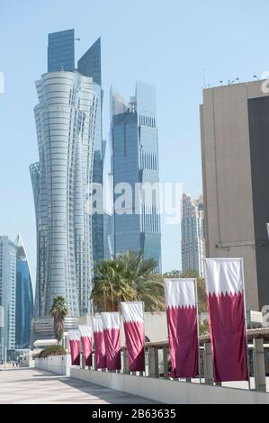 Vista esterna dei moderni grattacieli che dominano la zona di West Bay di Doha, Qatar Foto Stock