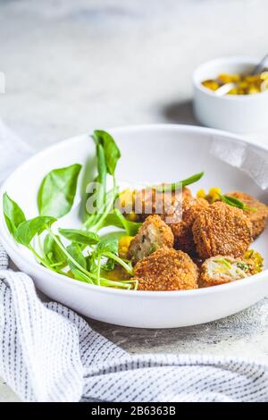 Polpette di verdure vegane con spinaci e condimento verde. Concetto di cibo basato su piante. Foto Stock