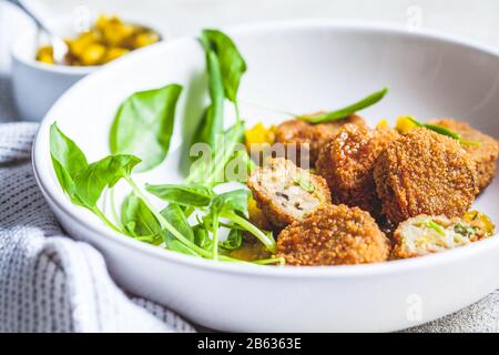 Polpette di verdure vegane con spinaci e condimento verde. Concetto di cibo basato su piante. Foto Stock