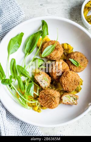 Polpette di verdure vegane con spinaci e condimento verde. Concetto di cibo basato su piante. Foto Stock