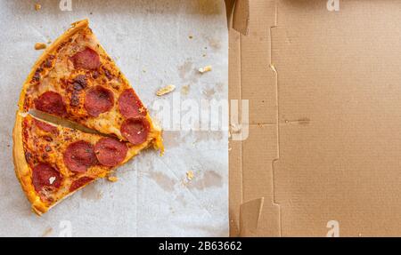 Stantio, fette di pizza rimaste nella scatola di consegna della pizza Foto Stock