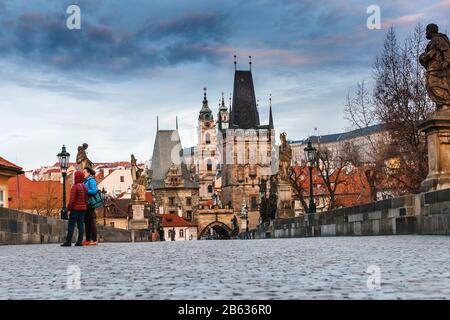 Praga, REPUBBLICA CECA, 19 MARZO 2017: Panorama del Ponte Carlo vuoto a Praga Foto Stock