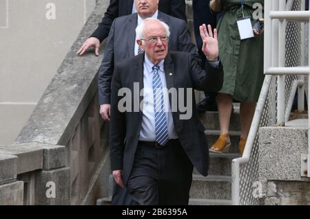 St. Louis, Stati Uniti. 09th Mar, 2020. Il candidato democratico alla presidenza, il senatore Bernie Sanders, si è rivolto ai sostenitori dopo un raduno elettorale al teatro Stifel di St. Louis, lunedì 9 marzo 2020. Foto di Bill Greenblatt/UPI Credit: UPI/Alamy Live News Foto Stock