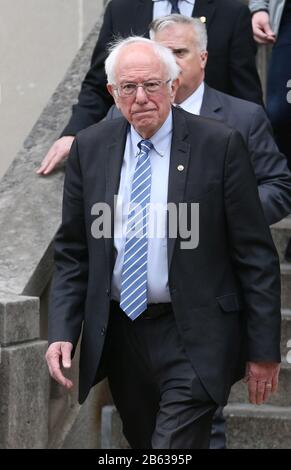 St. Louis, Stati Uniti. 09th Mar, 2020. Il candidato democratico alla presidenza, il senatore Bernie Sanders, esce dopo un raduno elettorale presso lo Stifel Theatre di St. Louis lunedì 9 marzo 2020. Foto di Bill Greenblatt/UPI Credit: UPI/Alamy Live News Foto Stock