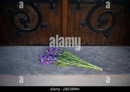 Washington, Stati Uniti. 09th Mar, 2020. Un mazzo di fiori si trova alle porte della Chiesa episcopale di Cristo nel quartiere Georgetown di Washington, DC, il 9 marzo 2020. Quando il rettore della chiesa ha provato positivo il sabato è stato il primo caso confermato del COVID-19 Coronavirus a Washington, e da allora il sindaco Muriel Bowser ha invitato i membri della chiesa a auto-quarantena. (Graeme Sloan/Sipa Usa) Credit: Sipa Usa/Alamy Live News Foto Stock