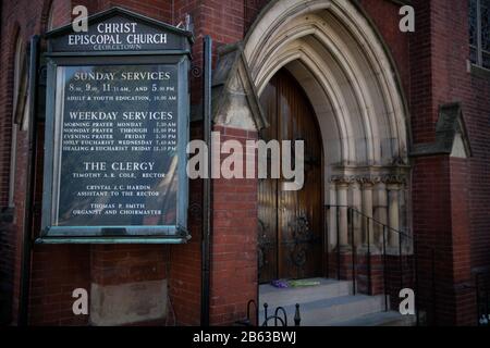 Washington, Stati Uniti. 09th Mar, 2020. Un mazzo di fiori si trova alle porte della Chiesa episcopale di Cristo nel quartiere Georgetown di Washington, DC, il 9 marzo 2020. Quando il rettore della chiesa ha provato positivo il sabato è stato il primo caso confermato del COVID-19 Coronavirus a Washington, e da allora il sindaco Muriel Bowser ha invitato i membri della chiesa a auto-quarantena. (Graeme Sloan/Sipa Usa) Credit: Sipa Usa/Alamy Live News Foto Stock