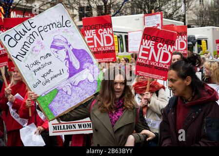 Londra, Regno Unito, 7th marzo 2020. Il 13th Milione annuale di donne Aumenta marzo attraverso il centro di Londra. Marciare contro la violenza maschile a donne e ragazze. Partendo dallo svincolo di Duke Street/Oxford Street e terminando a Trafalgar Square. Credito: Stephen Bell/Alamy. Foto Stock