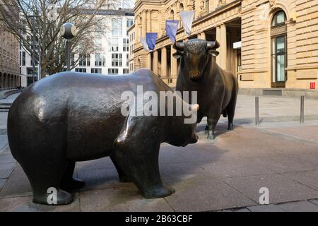 Statue di tori e orsi fuori dalla Borsa di Francoforte, Germania, Europa Foto Stock