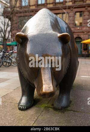 Statua dell'orso fuori dalla borsa di Francoforte di fronte a un toro, che rappresenta un mercato dell'orso del mercato azionario, Francoforte, Germania Foto Stock