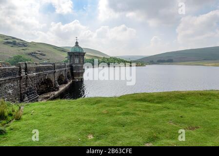 Craig Goch Dam nella Elan Valley, Galles, Regno Unito. La diga è mostrata a sinistra con vista sul serbatoio a destra. Foto Stock