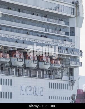 Oakland, Stati Uniti. 09th Mar, 2020. I passeggeri guardano dai loro balconi mentre la nave da crociera Grand Princess si imbarca in un ormeggio nel Porto di Oakland, California, lunedì 9 marzo 2020. La nave è in quarantena con 21 casi diagnosticati di virus Covid-19 a bordo. I suoi oltre 2500 passeggeri verranno messi in quarantena o rimpatriati nei loro paesi. Foto di Terry Schmitt/UPI Credit: UPI/Alamy Live News Foto Stock