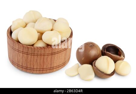 noci di macadamia in ciotola di legno isolato su sfondo bianco con percorso di ritaglio e profondità di campo completa Foto Stock