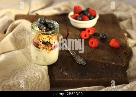 Colazione sana, granola, frutti di bosco, frutta, yogurt, mirtilli, lamponi Foto Stock