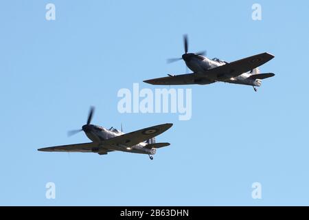 Due fuochi d'acqua del Supermarino della Battaglia di Gran Bretagna Memorial Flight (P7350 & TE311), all'aeroporto di Prestwick durante lo Scottish Airshow nel 2014. Foto Stock