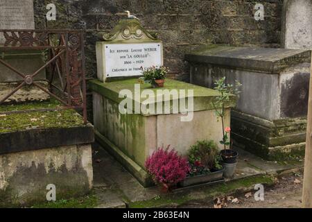Tomba della ballerina francese del Cancan Louise Weber, meglio conosciuta come la Goulue (1866-1929) al Cimitero di Montmartre (Cimetière de Montmartre) a Parigi, Francia. La Goulue è stata celebrata come la Regina di Montmartre e come creatore di Cancan francese. Foto Stock