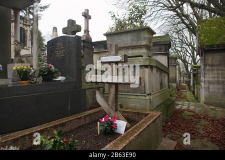 Tomba del dissidente sovietico Natalya Gorbanevskaya (1936-2013) al Cimitero di Père Lachaise a Parigi, Francia. Natalya Gorbanevskaya, poetessa russa e traduttrice, fu uno degli otto manifestanti in Piazza Rossa a Mosca il 25 agosto 1968 contro l'invasione sovietica della Cecoslovacchia. Anche il dissidente sovietico Natalya Dyuzheva (1949-1990) è stato scritto come Natalya Dioujeva è sepolto nella stessa tomba. Foto Stock