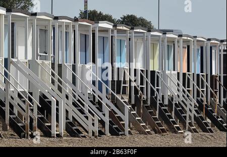 Shoeburyness. Regno Unito. 19 Febbraio 2020. Una fila di cabine da spiaggia color pastello con gradini che conducono a loro. Lungo la spiaggia di Shoeburyness. Essex. REGNO UNITO. 19/02/2020. Credit Garry Bowden/Sport In Foto/Alamy Foto Stock