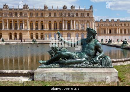 Versailles, Francia - 20 agosto 2017: Statua in bronzo fusa dai fratelli Keller e posta sul bordo di un bacino del Parterre d'Eau nel giardino Foto Stock
