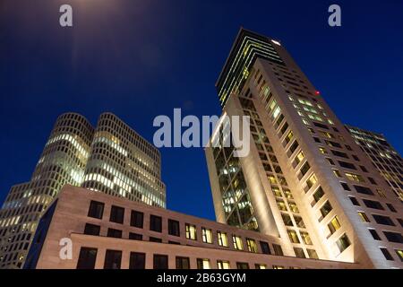 Edificio residenziale e di uffici con Hotel Motel One Berlin-Upper West e Waldorf-Astoria a Charlottenburg, Berlino, Germania Foto Stock
