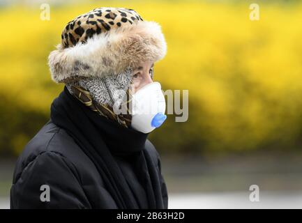 (200309) -- MILANO (ITALIA), 9 marzo 2020 (Xinhua) -- una donna che indossa una maschera facciale è visibile a Milano, Italia, il 9 marzo 2020. Le misure per arginare la diffusione del nuovo coronavirus saranno estese a tutto il paese nelle prossime ore, il primo ministro Giuseppe Conte ha annunciato a fine lunedì. (Foto Di Daniele Mascolo/Xinhua) Foto Stock